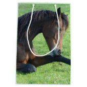 草かわいらしの中に産む茶色の馬誕生日 ミディアムペーパーバッグ (裏面)