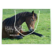 草かわいらしの中に産む茶色の馬誕生日 ラージペーパーバッグ (正面)