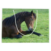 草かわいらしの中に産む茶色の馬誕生日 ラージペーパーバッグ (裏面)