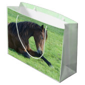 草かわいらしの中に産む茶色の馬誕生日 ラージペーパーバッグ (裏面アングル)