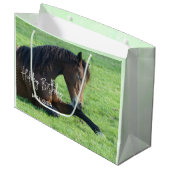 草かわいらしの中に産む茶色の馬誕生日 ラージペーパーバッグ (正面アングル)