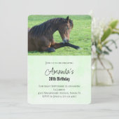 草かわいらしの中に産む茶色の馬誕生日 招待状 (スタンド正面)