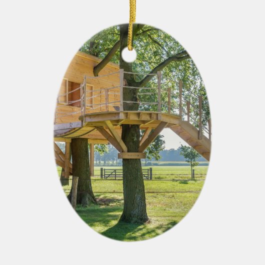 草が付いているオークの木の木の樹上の家 セラミックオーナメント (正面)