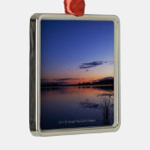 草が付いている湖Wabamun上の日没 メタルオーナメント (右)
