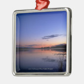 草が付いている湖Wabamun上の日没 メタルオーナメント (左)