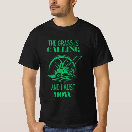 草が呼ばれて刈らねばならない Tシャツ (正面)