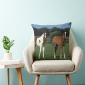 草が茂った分野に立っているアラビア人の子馬 クッション (椅子)