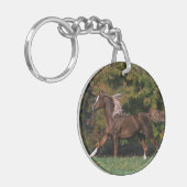 草が茂った分野のアラビアの馬のランニング キーホルダー (正面左)