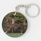 草が茂った分野のアラビアの馬のランニング キーホルダー (裏面)