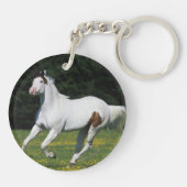 草が茂った分野のペンキの馬のランニング キーホルダー (裏面)