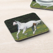 草が茂った分野のペンキの馬のランニング コースター (左側)