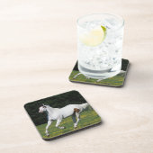 草が茂った分野のペンキの馬のランニング コースター (右側)