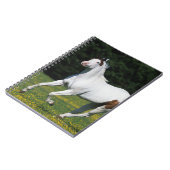 草が茂った分野のペンキの馬のランニング ノートブック (左側)