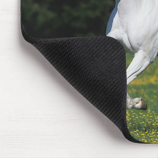 草が茂った分野のペンキの馬のランニング マウスパッド (コーナー)