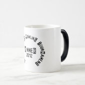 草が茂った小山のボーリングのトーナメントの2012年の勝者のマグ モーフィングマグカップ (正面右)