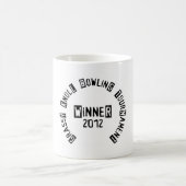 草が茂った小山のボーリングのトーナメントの2012年の勝者のマグ モーフィングマグカップ (中央)