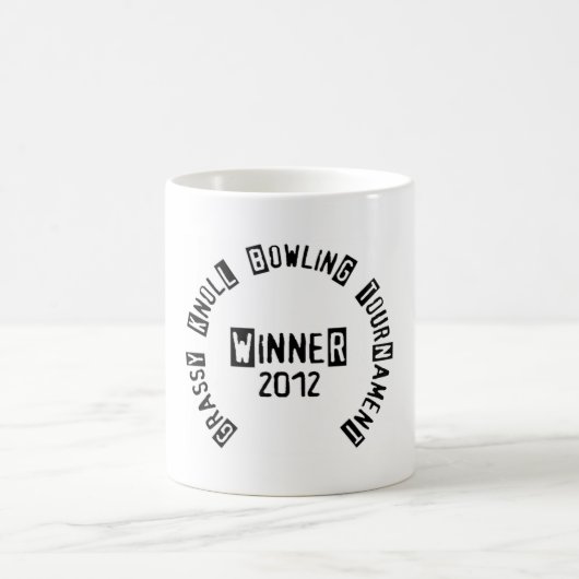 草が茂った小山のボーリングのトーナメントの2012年の勝者のマグ モーフィングマグカップ (中央)