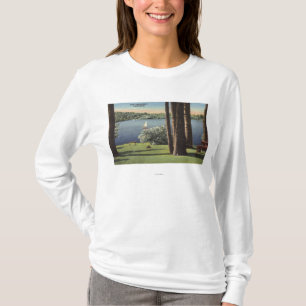 草が茂った海岸及び湖の眺め Tシャツ