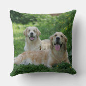 草で置いている2匹のゴールデン・リトリーバー クッション (裏面)