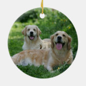 草で置いている2匹のゴールデン・リトリーバー セラミックオーナメント (裏面)
