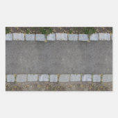 草と土が並んだ小さな煉瓦造りの道 長方形シール (正面)