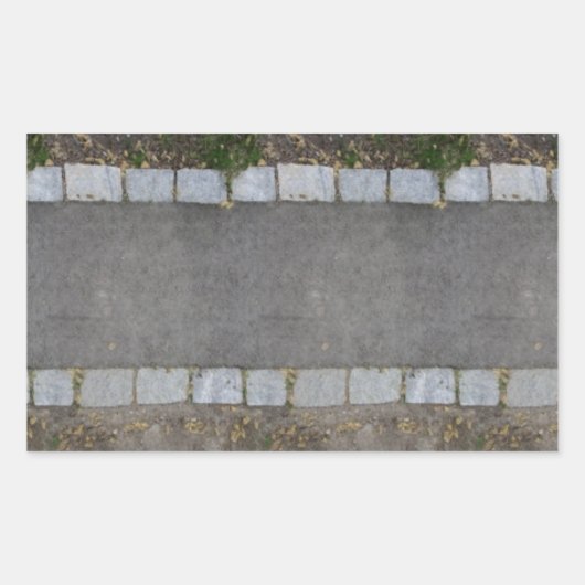 草と土が並んだ小さな煉瓦造りの道 長方形シール (正面)