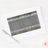 草と土が並んだ小さな煉瓦造りの道 長方形シール (封筒)