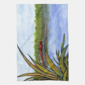 草と湖に座っている水色の赤いトンボ キッチンタオル (縦)