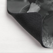 草にある若いカップル マウスパッド (コーナー)