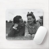 草にある若いカップル マウスパッド (マウス)