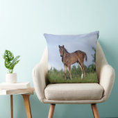 草に立っている純血種の子馬 クッション (椅子)