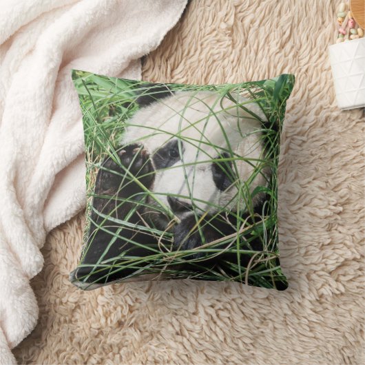 草に隠れているジャイアントパンダ クッション (ブランケット)