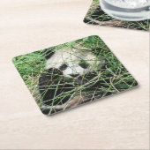 草に隠れているジャイアントパンダ スクエアペーパーコースター (アングル)