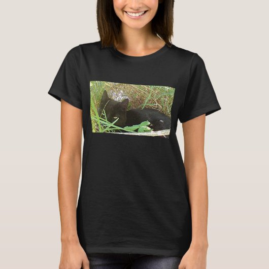 草に隠れている黒猫 Tシャツ (正面)