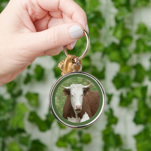 草のおもしろいキーチェーンで牛を見る キーホルダー (手)