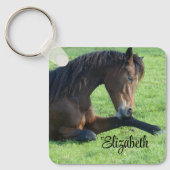 草のかわいらし中に寝そべる茶色の馬 キーホルダー (正面)