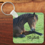 草のかわいらし中に寝そべる茶色の馬 キーホルダー (正面)