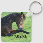 草のかわいらし中に寝そべる茶色の馬 キーホルダー (裏面)