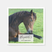 草のかわいらし中に寝そべる茶色の馬 スタンダードカクテルナプキン (正面)