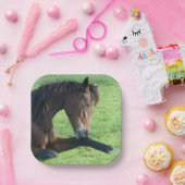 草のかわいらし中に寝そべる茶色の馬 ペーパープレート (パーティー)