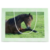 草のかわいらし中に寝そべる茶色の馬 ラージペーパーバッグ (正面)