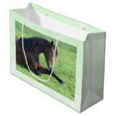草のかわいらし中に寝そべる茶色の馬 ラージペーパーバッグ (正面アングル)