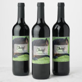 草のかわいらし中に寝そべる茶色の馬 ワインラベル (ボトル)