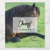 草のかわいらし中に寝そべる茶色の馬 ワインラベル (シングルラベル)