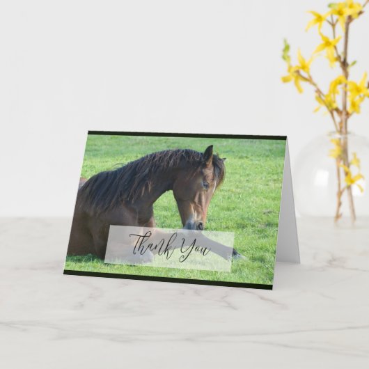 草のかわいらし中に置く茶色の馬ありがとう カード (黄色い花)