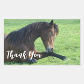 草のかわいらし中に置く茶色の馬ありがとう 長方形シール (正面)