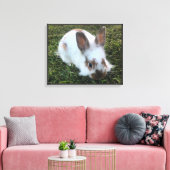 草のキャンバスに可愛い小さなウサギのプリント キャンバスプリント (インサイチュ (リビング))
