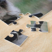 草のパズルの部分が付いている愛らしいパグ ジグソーパズル (側面)