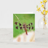 草のメッセージカードで休んでいるトンボ カード (黄色い花)