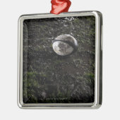 草の上でかみ砕かれるに坐る泥のラグビーのボール メタルオーナメント (左)